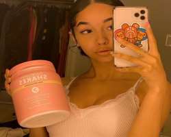 Siena has earned representation of several brands like Flat Tummy Co due to her popularity on Instagram.